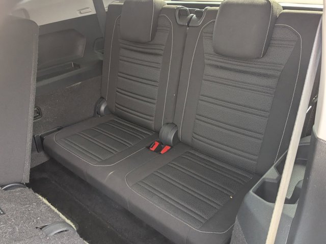 Vehicle image 33 of 40