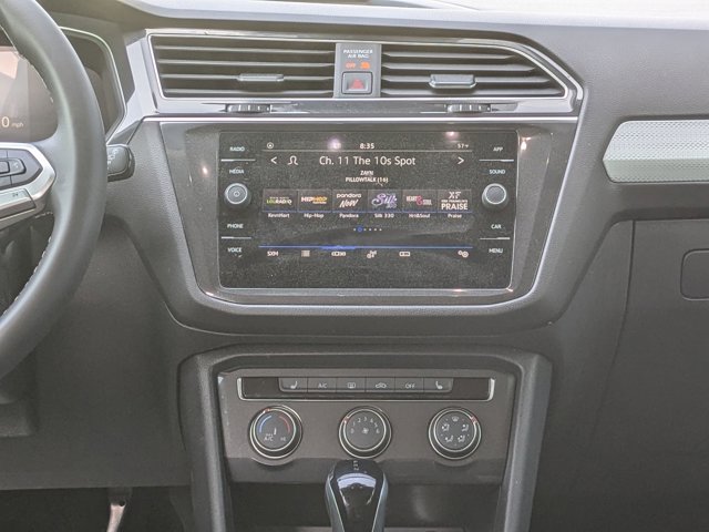 Vehicle image 21 of 40