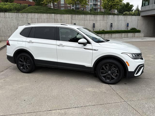 Vehicle image 3 of 28