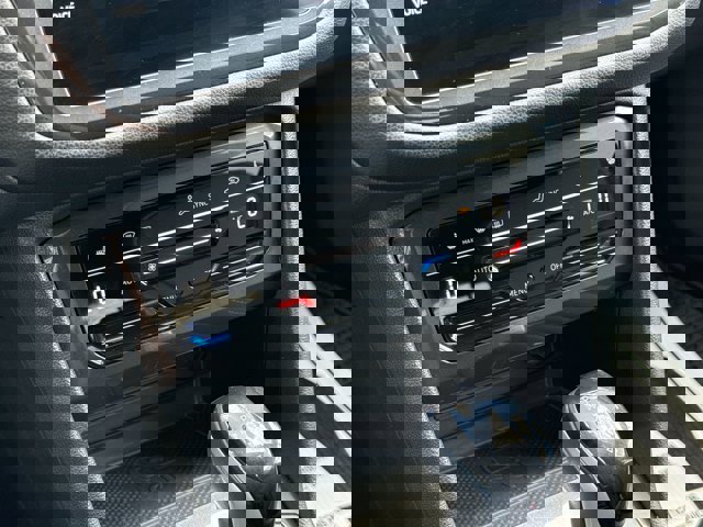 Vehicle image 25 of 33