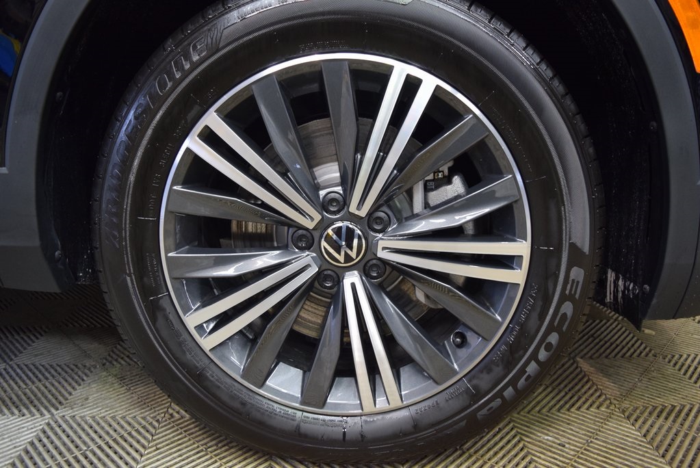 Vehicle image 11 of 14
