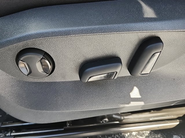 Vehicle image 27 of 30