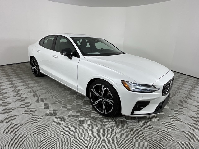 2024 Volvo S60 Plus Dark Theme Image 3 of 20