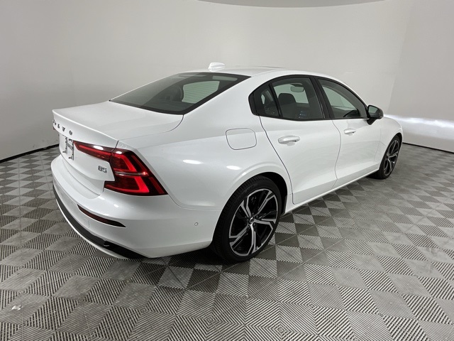 2024 Volvo S60 Plus Dark Theme Image 5 of 20