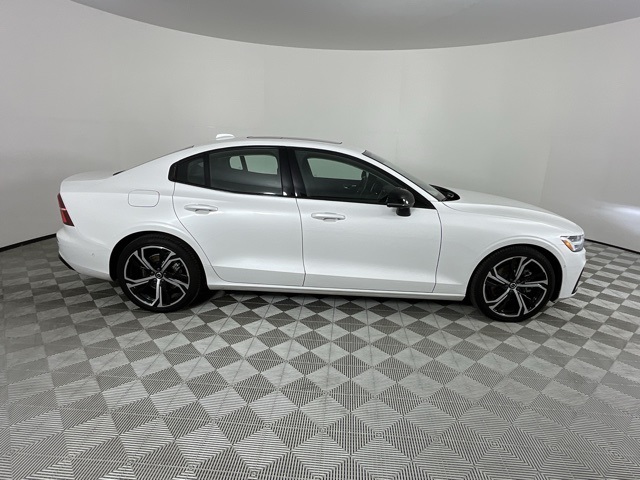 2024 Volvo S60 Plus Dark Theme Image 4 of 20