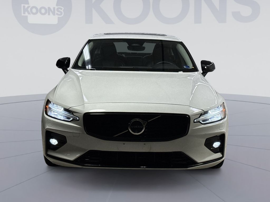 2024 Volvo S60 Plus Dark Theme Image 2 of 34