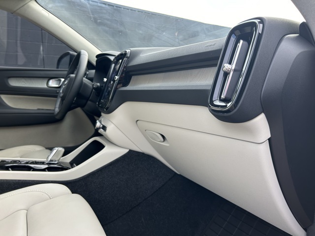 2024 Volvo XC40 Plus Bright Theme Image 29 of 31