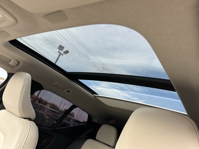 2024 Volvo XC40 Plus Bright Theme Image 14 of 31