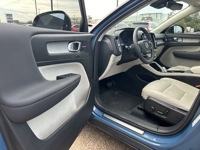 2024 Volvo XC40 Plus Bright Theme Image 12 of 31