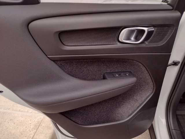 Vehicle image 29 of 77