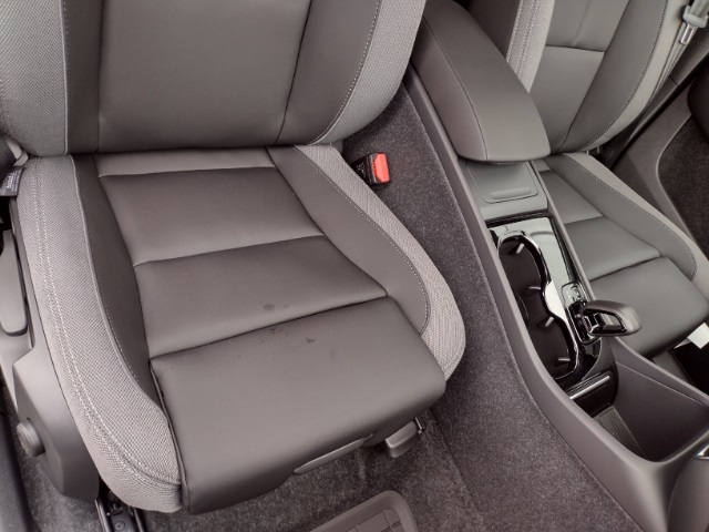 Vehicle image 21 of 77