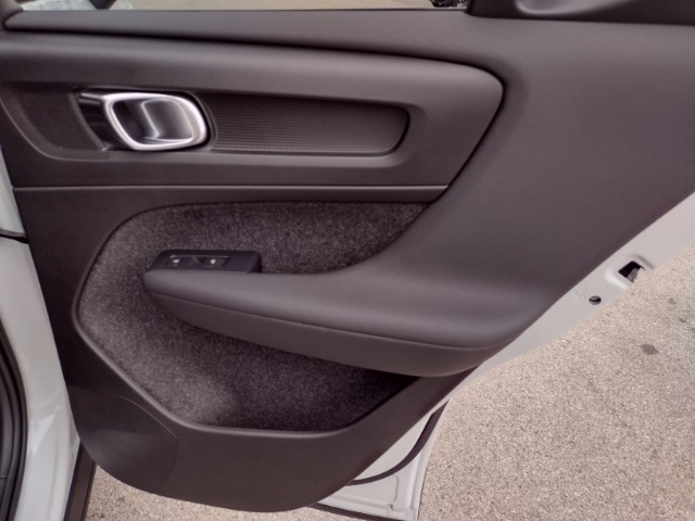 Vehicle image 23 of 77