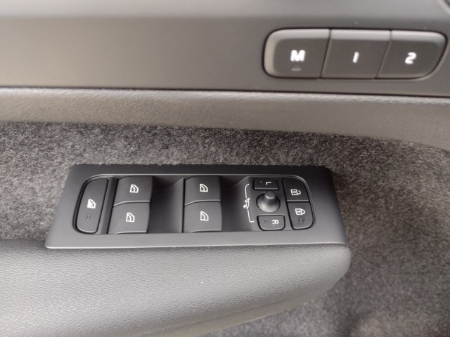 Vehicle image 17 of 77