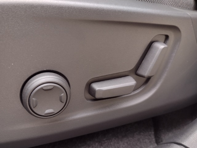 Vehicle image 19 of 77