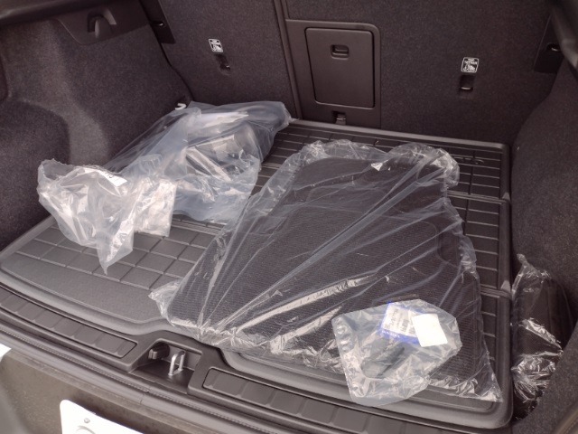 Vehicle image 27 of 77