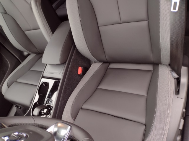 Vehicle image 18 of 77
