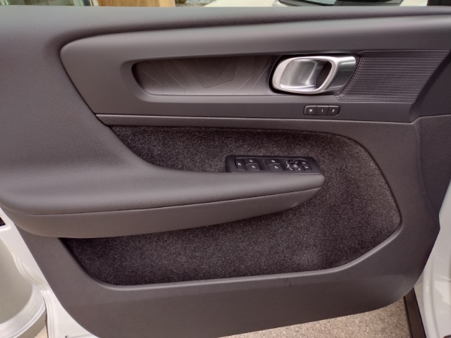 Vehicle image 16 of 77
