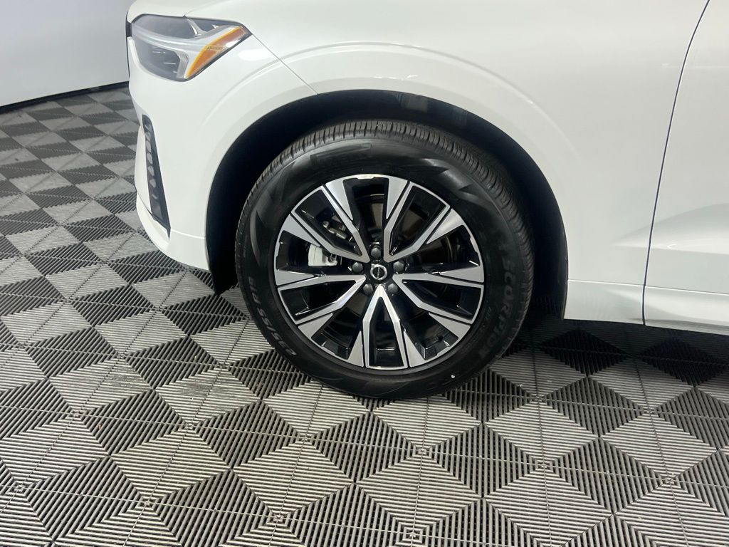 2024 Volvo XC60 Core Dark Theme Image 10 of 43