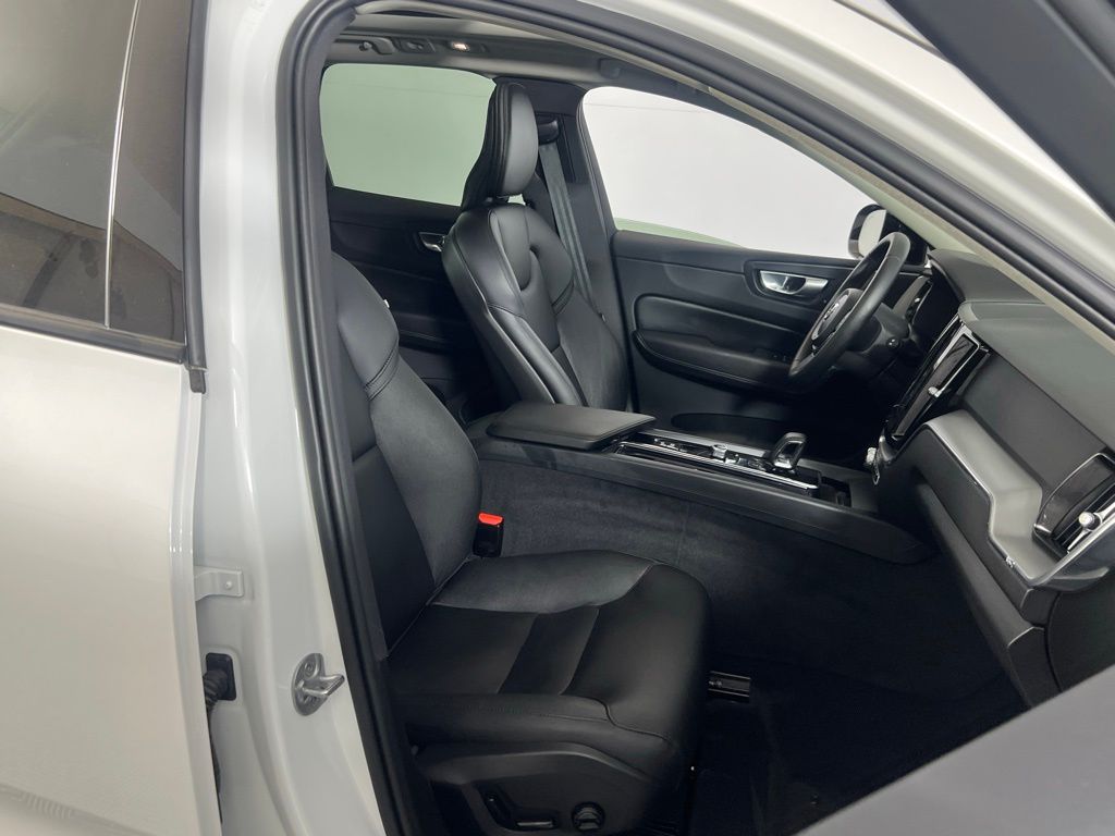 2024 Volvo XC60 Core Dark Theme Image 12 of 43