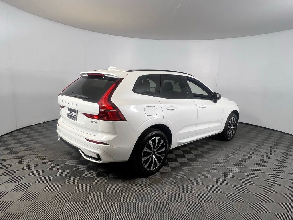 2024 Volvo XC60 Core Dark Theme Image 5 of 43