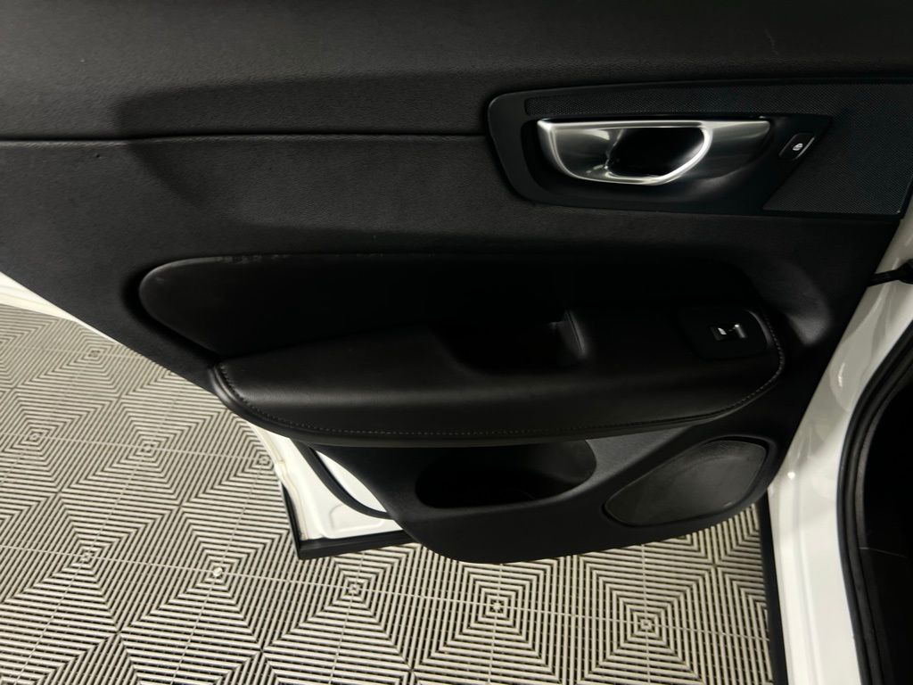 2024 Volvo XC60 Core Dark Theme Image 25 of 43