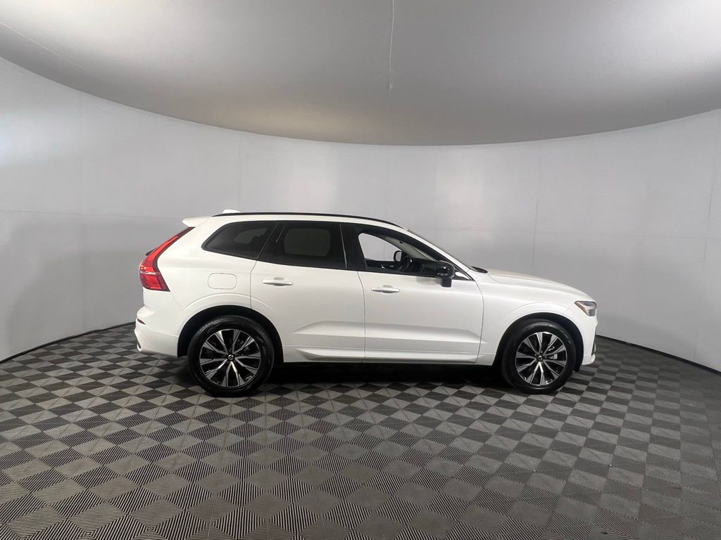 2024 Volvo XC60 Core Dark Theme Image 4 of 43
