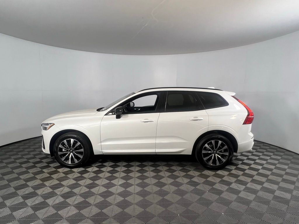 2024 Volvo XC60 Core Dark Theme Image 8 of 43