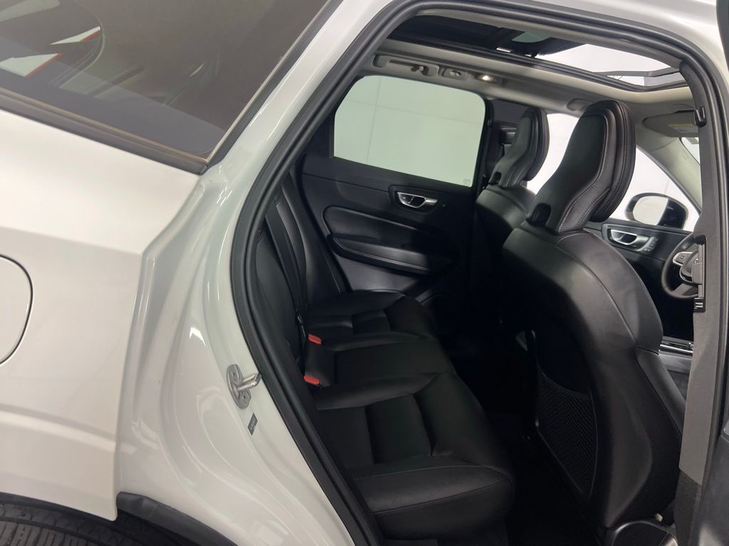 2024 Volvo XC60 Core Dark Theme Image 14 of 43
