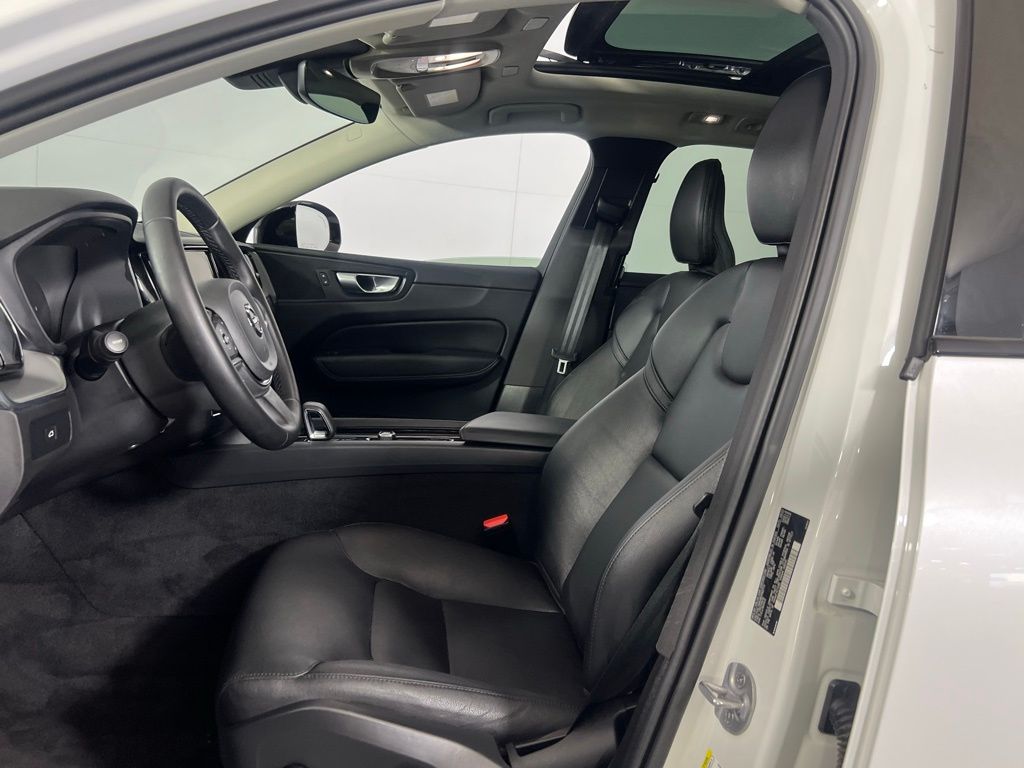 2024 Volvo XC60 Core Dark Theme Image 13 of 43