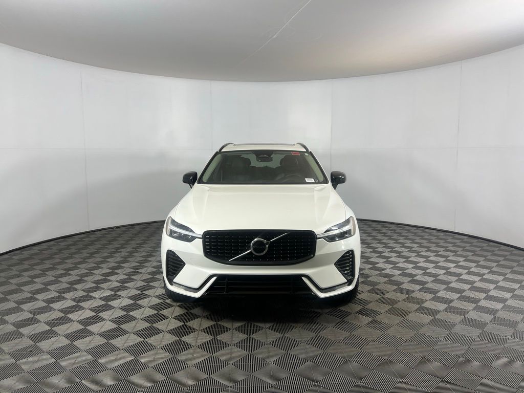 2024 Volvo XC60 Core Dark Theme Image 3 of 43