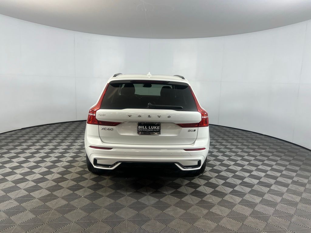 2024 Volvo XC60 Core Dark Theme Image 6 of 43