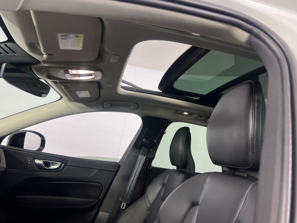 2024 Volvo XC60 Core Dark Theme Image 16 of 43