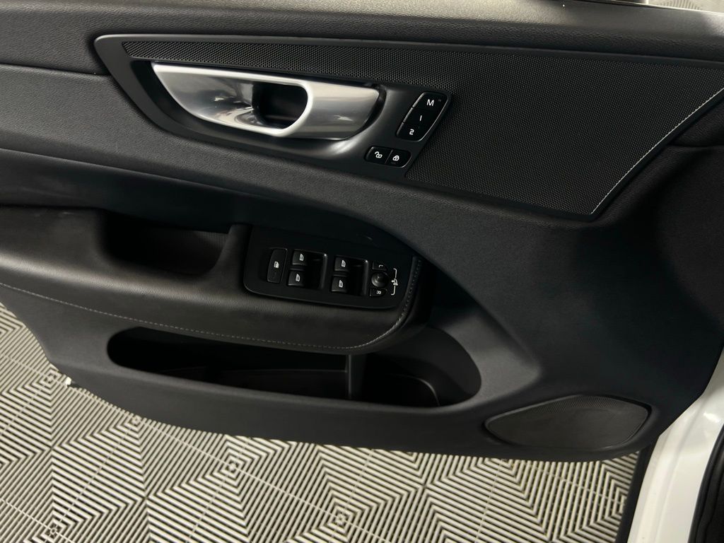 2024 Volvo XC60 Core Dark Theme Image 26 of 43