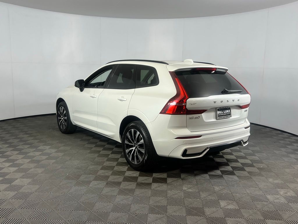 2024 Volvo XC60 Core Dark Theme Image 7 of 43