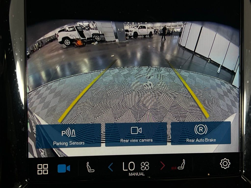 2024 Volvo XC60 Core Dark Theme Image 23 of 43