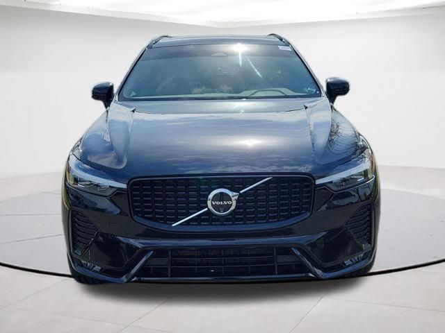 2024 Volvo XC60 Plus Dark Theme Image 2 of 29