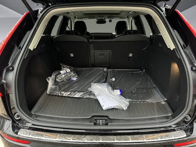 2024 Volvo XC60 Core Dark Theme Image 13 of 39