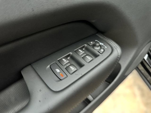 2024 Volvo XC60 Core Dark Theme Image 36 of 39