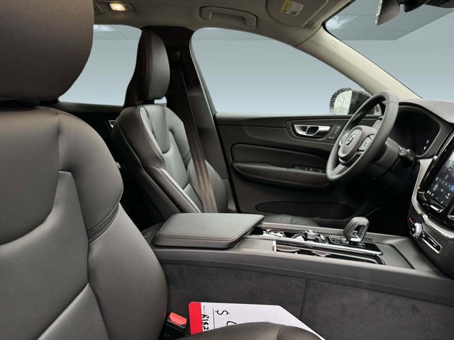 2024 Volvo XC60 Core Dark Theme Image 34 of 39