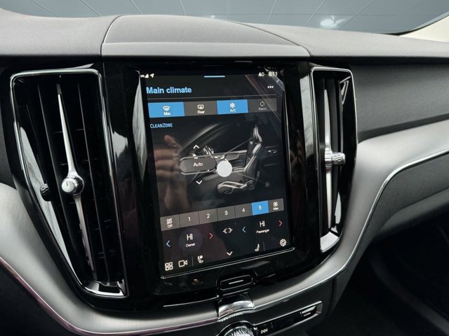 2024 Volvo XC60 Core Dark Theme Image 22 of 39
