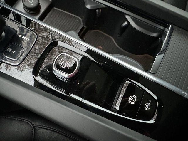 2024 Volvo XC60 Core Dark Theme Image 25 of 39