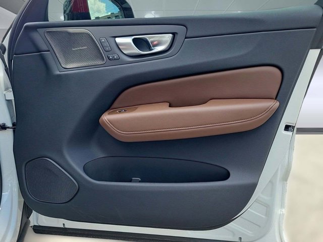 2024 Volvo XC60 Ultimate Dark Theme Image 28 of 36