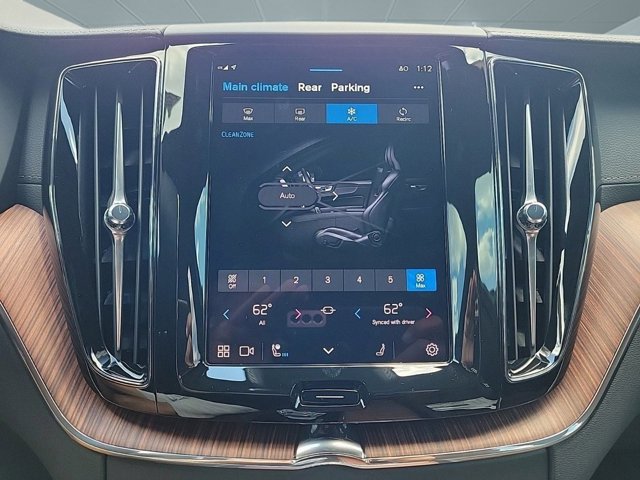 2024 Volvo XC60 Ultimate Dark Theme Image 24 of 36