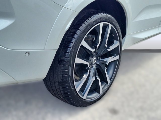 2024 Volvo XC60 Ultimate Dark Theme Image 10 of 36