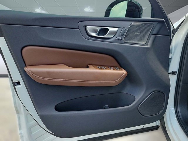 2024 Volvo XC60 Ultimate Dark Theme Image 26 of 36