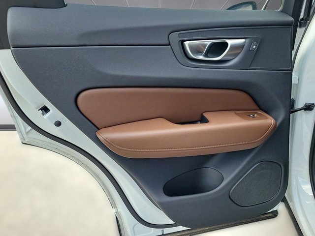 2024 Volvo XC60 Ultimate Dark Theme Image 27 of 36