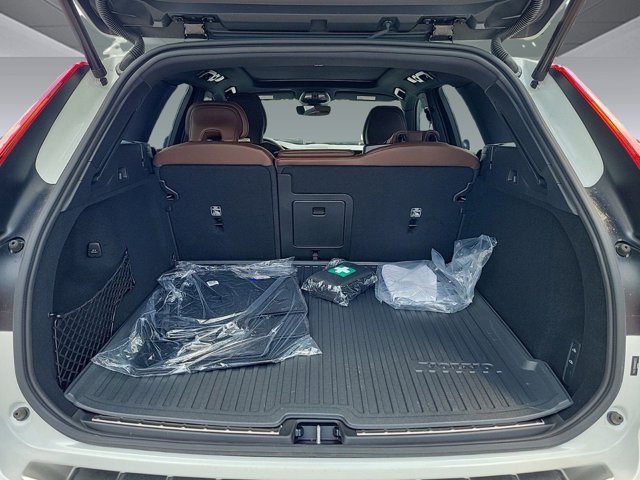 2024 Volvo XC60 Ultimate Dark Theme Image 11 of 36