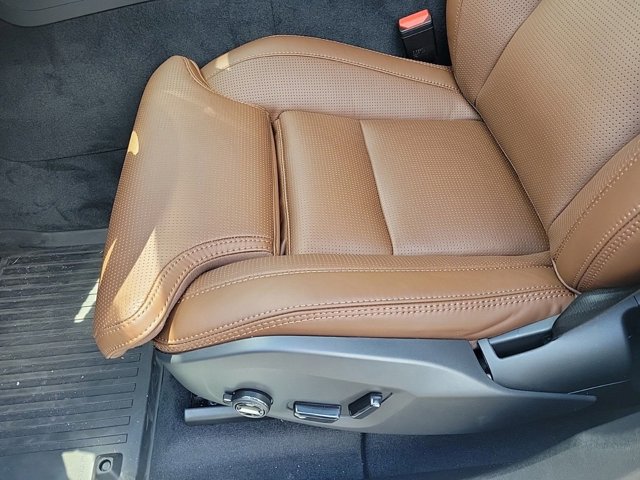 2024 Volvo XC60 Ultimate Dark Theme Image 30 of 36