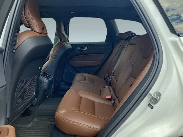 2024 Volvo XC60 Ultimate Dark Theme Image 14 of 36