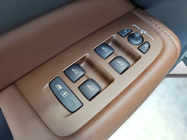 2024 Volvo XC60 Ultimate Dark Theme Image 29 of 36